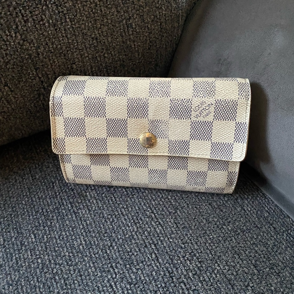 ♥️SALE♥️ AUTHENTIC Louis Vuitton damier azur WALLET..
